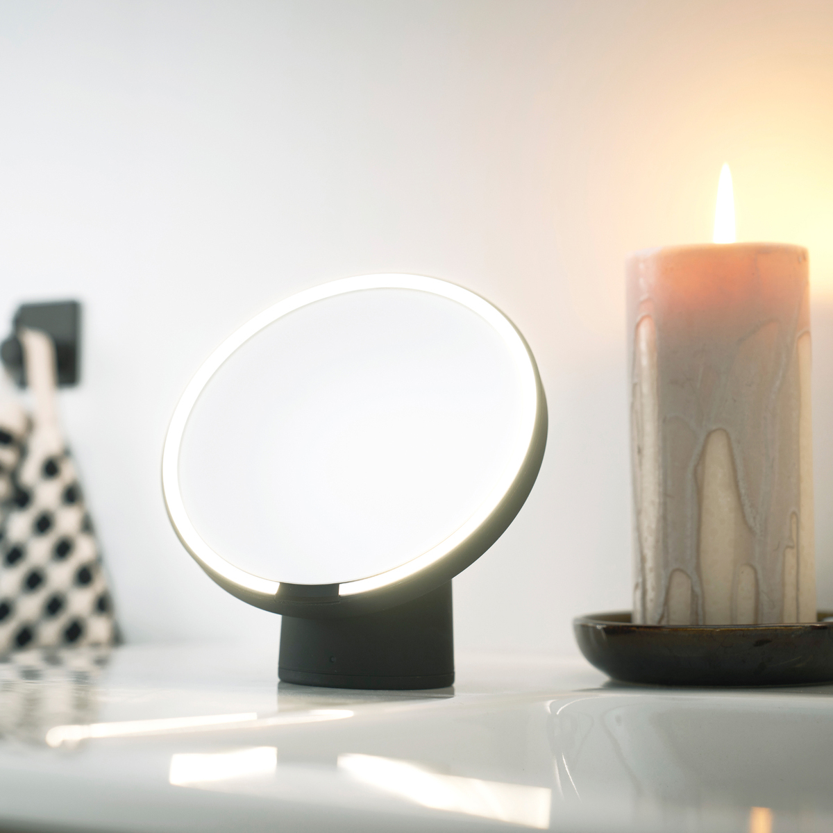 Spegel Macro Design Loop med Ambilight och Löstagbar Förstoringsspegel