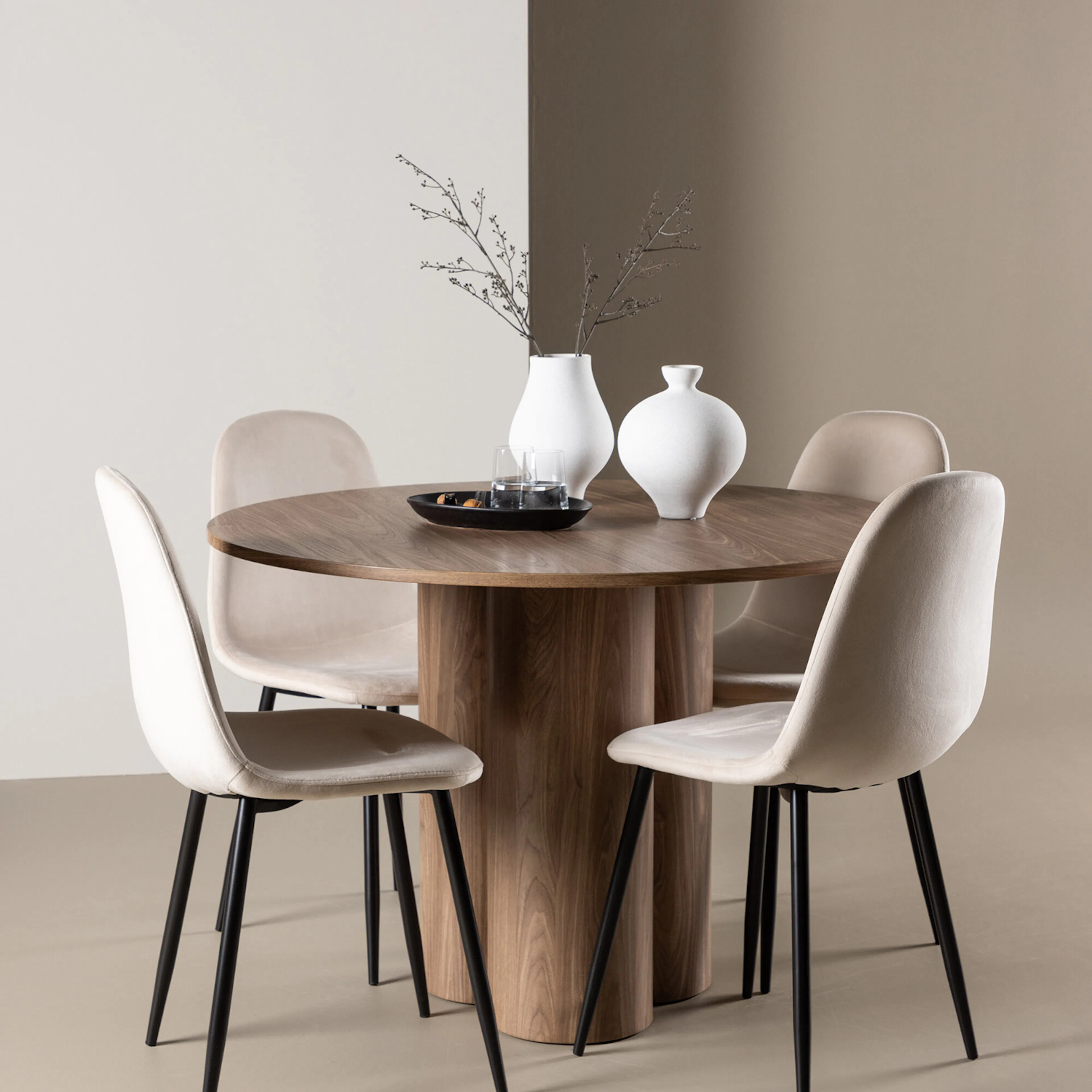 Olivia Dining Table with Polar Dining Chair Färg: Mocka/Beige, Ben: Svarta