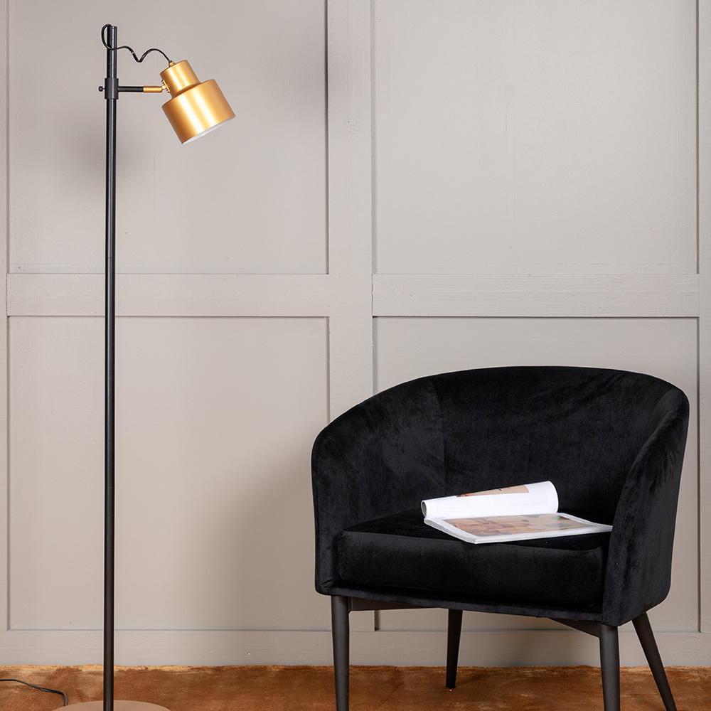 Vifta är en nätt och stilren golvlampa från Venture Home med 1 ljuskälla. Lampan kräver enklare montering.