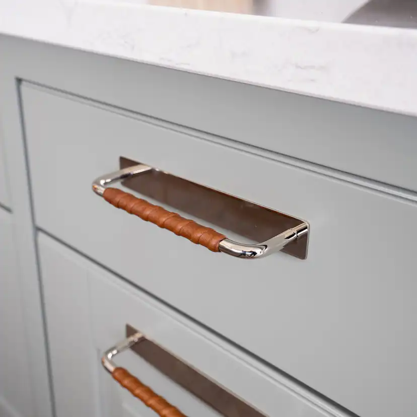 Handtag Royal Deluxe 128x7 förnicklad-brun Krom