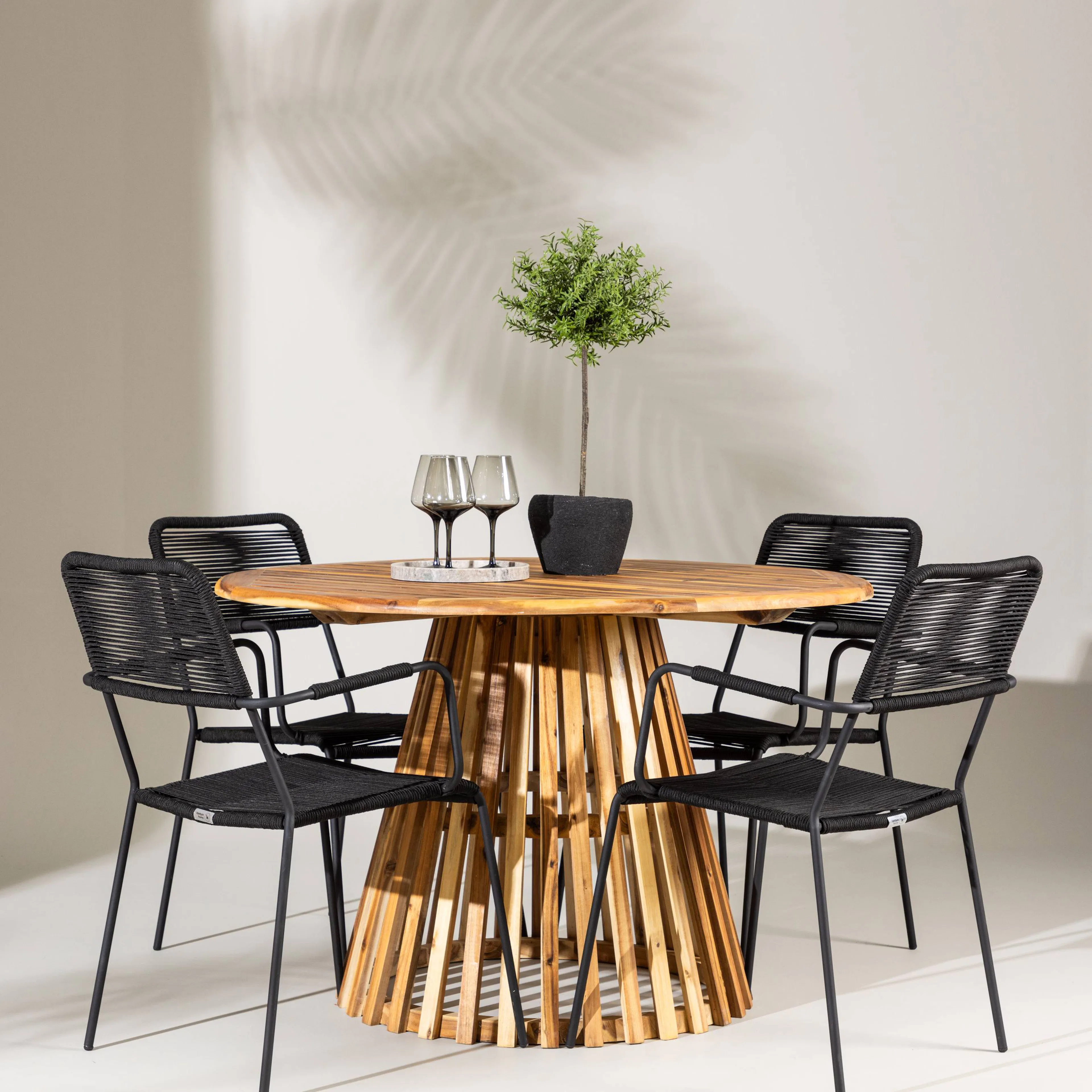 Lumpur Diningtable Acacia - Teaklook / Round ø110**75 +Lindo Trädgårdsgrupp Venture Home Lumpur med 4 Lindos Karmstolar