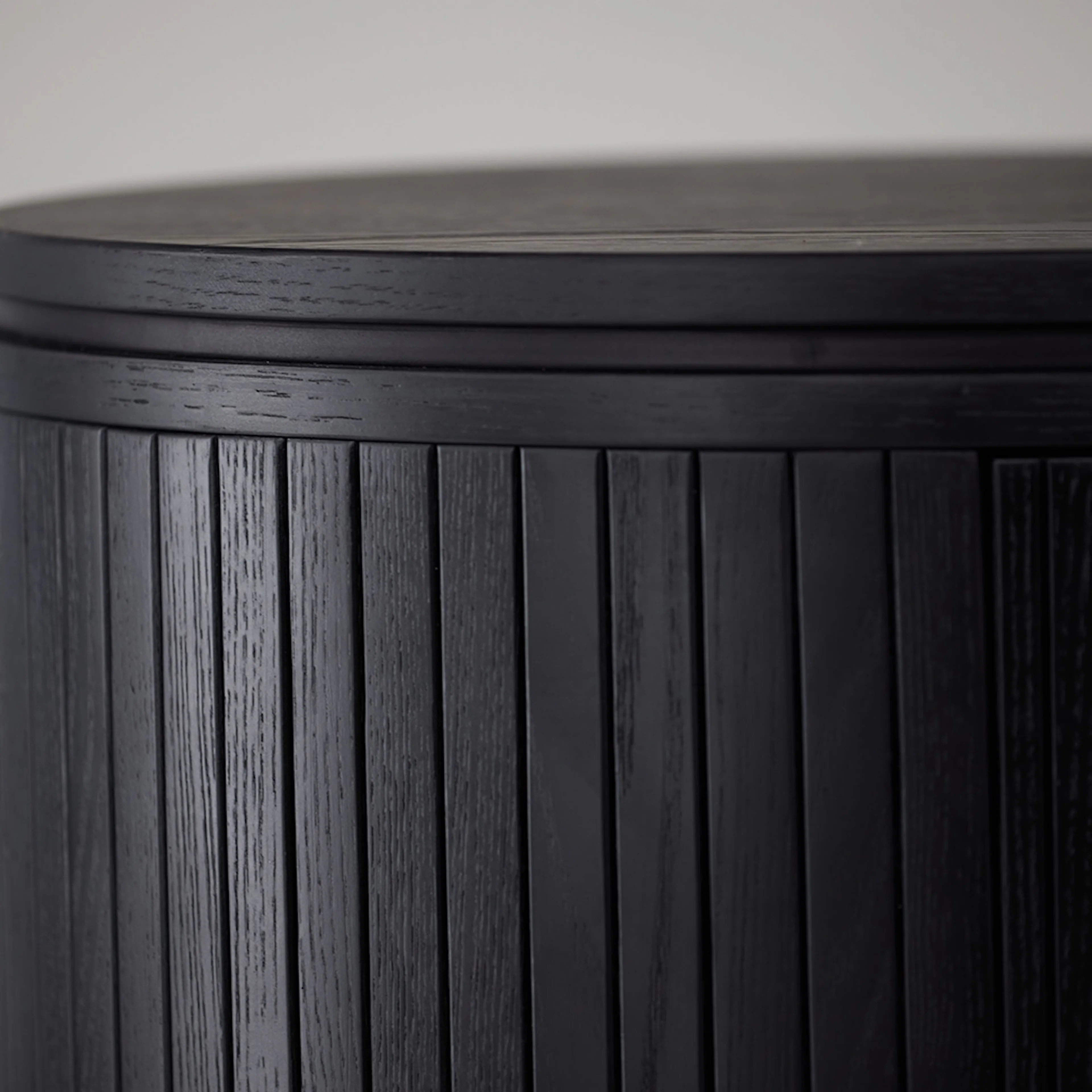 Sidobord Vind Fjällbacka Svart Ovalt Bord med Skåp i Ek med Fanér 160cm