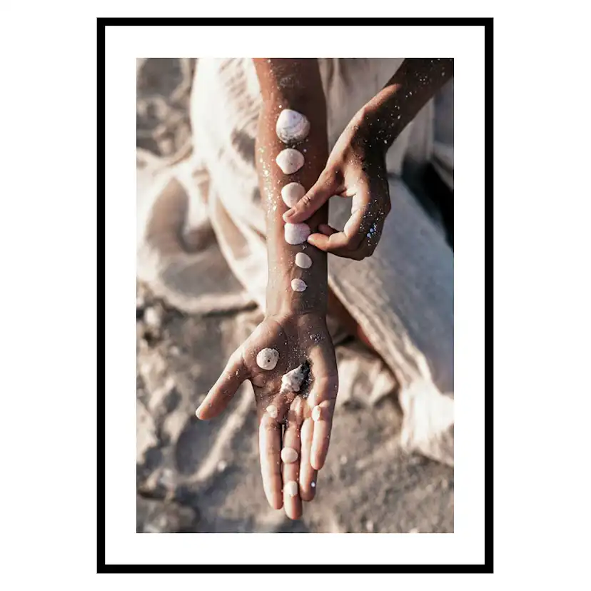 Poster Gallerix Sea Shells On Arm