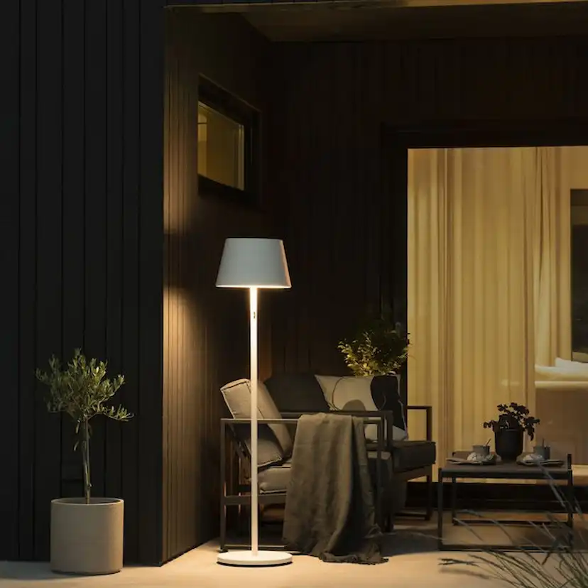 Golvlampa Gnosjö Konstsmide Pomezia USB