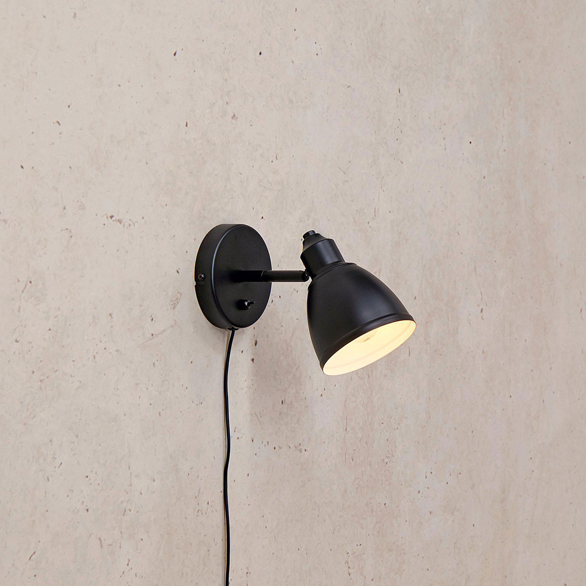 Vägglampa Markslöjd Story