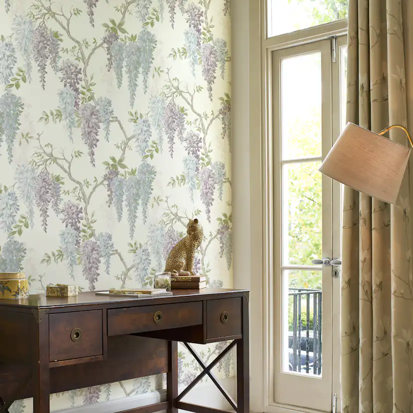 Tapet Laura Ashley Wisteria Garden Pale Iris 113356 EasyUp, Mönstrad Flerfärgad