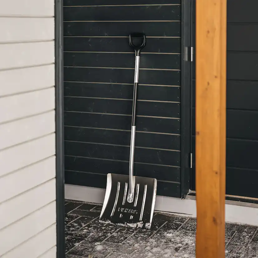 Snöskyffel Fiskars Snow Light 44 cm