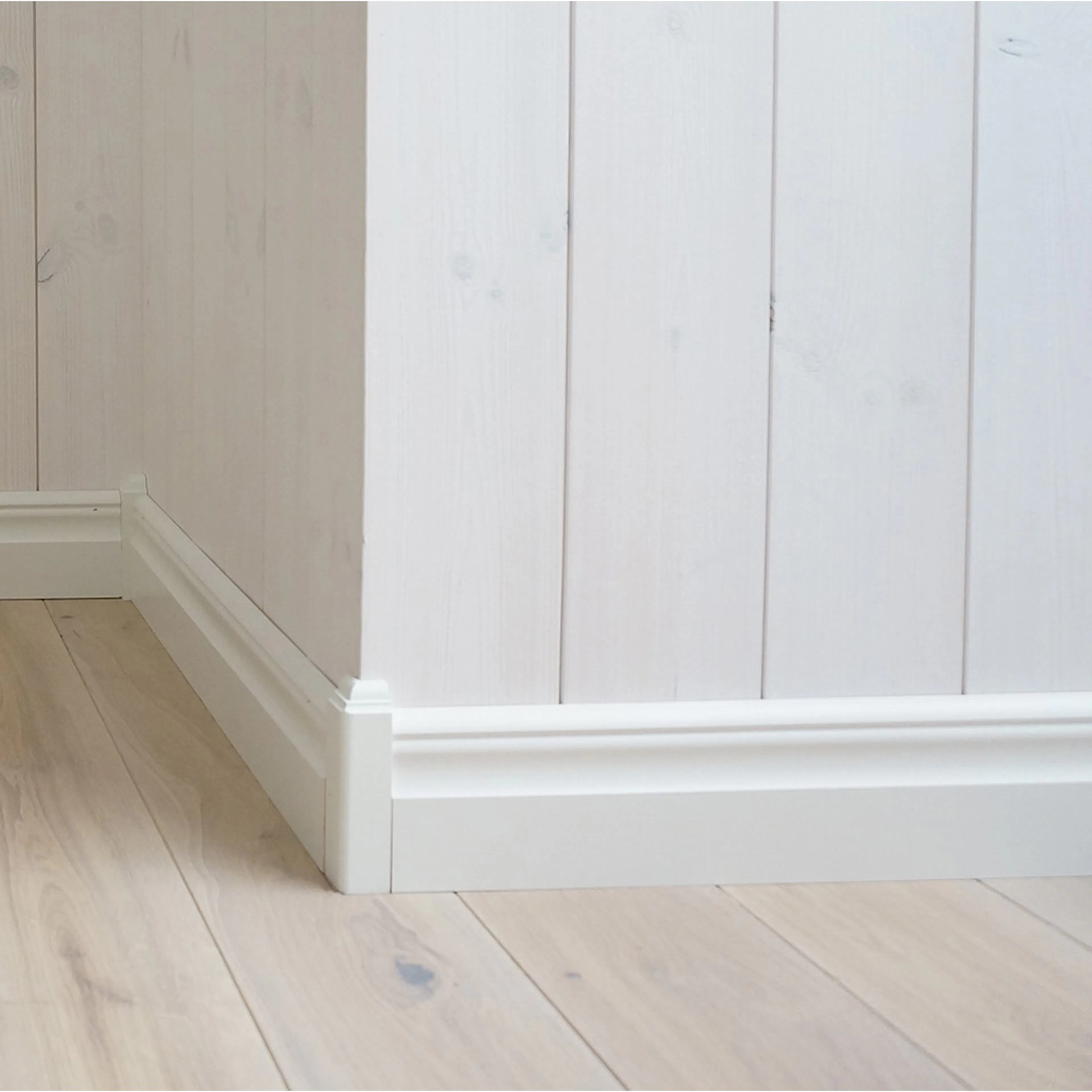 Hörnkloss Moelven Furu 27x27x110 mm Ytterhörn Vit S 0502-Y 4 st/frp