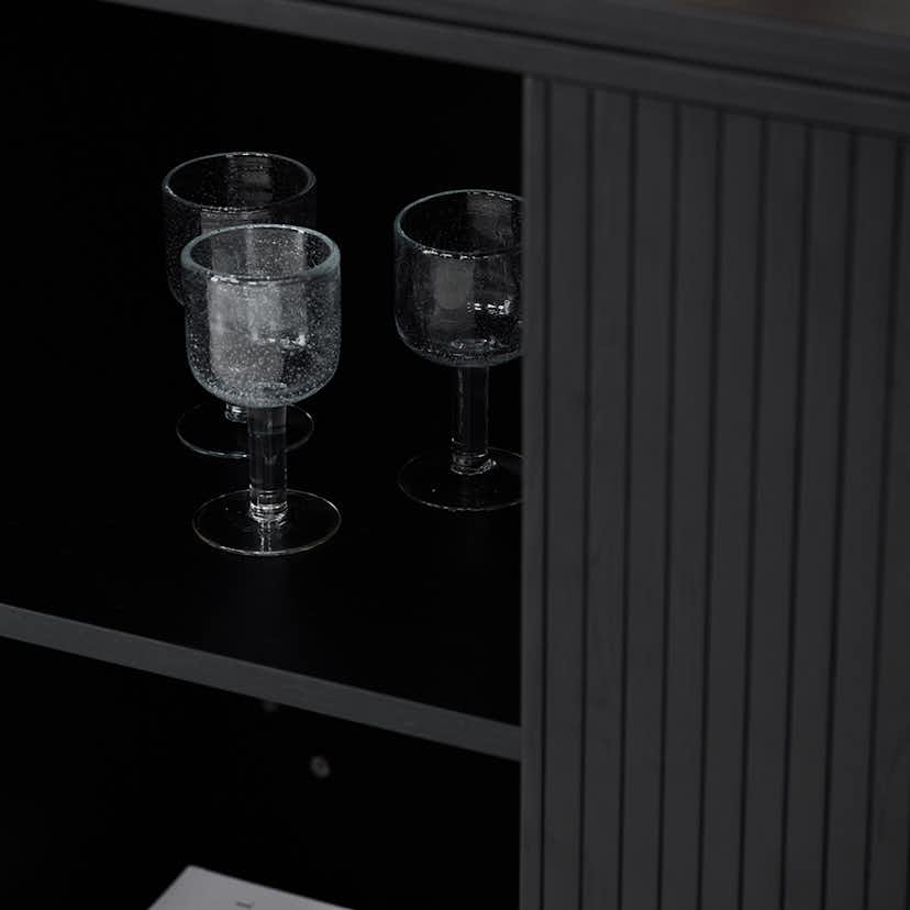 Sidobord Vind Fjällbacka Svart Ovalt Bord med Skåp i Ek med Fanér 160cm