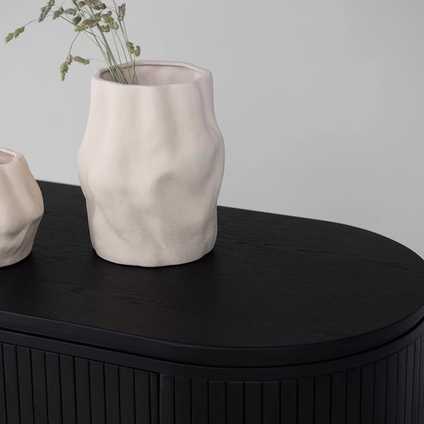 Sidobord Vind Fjällbacka Svart Ovalt Bord med Skåp i Ek med Fanér 160cm