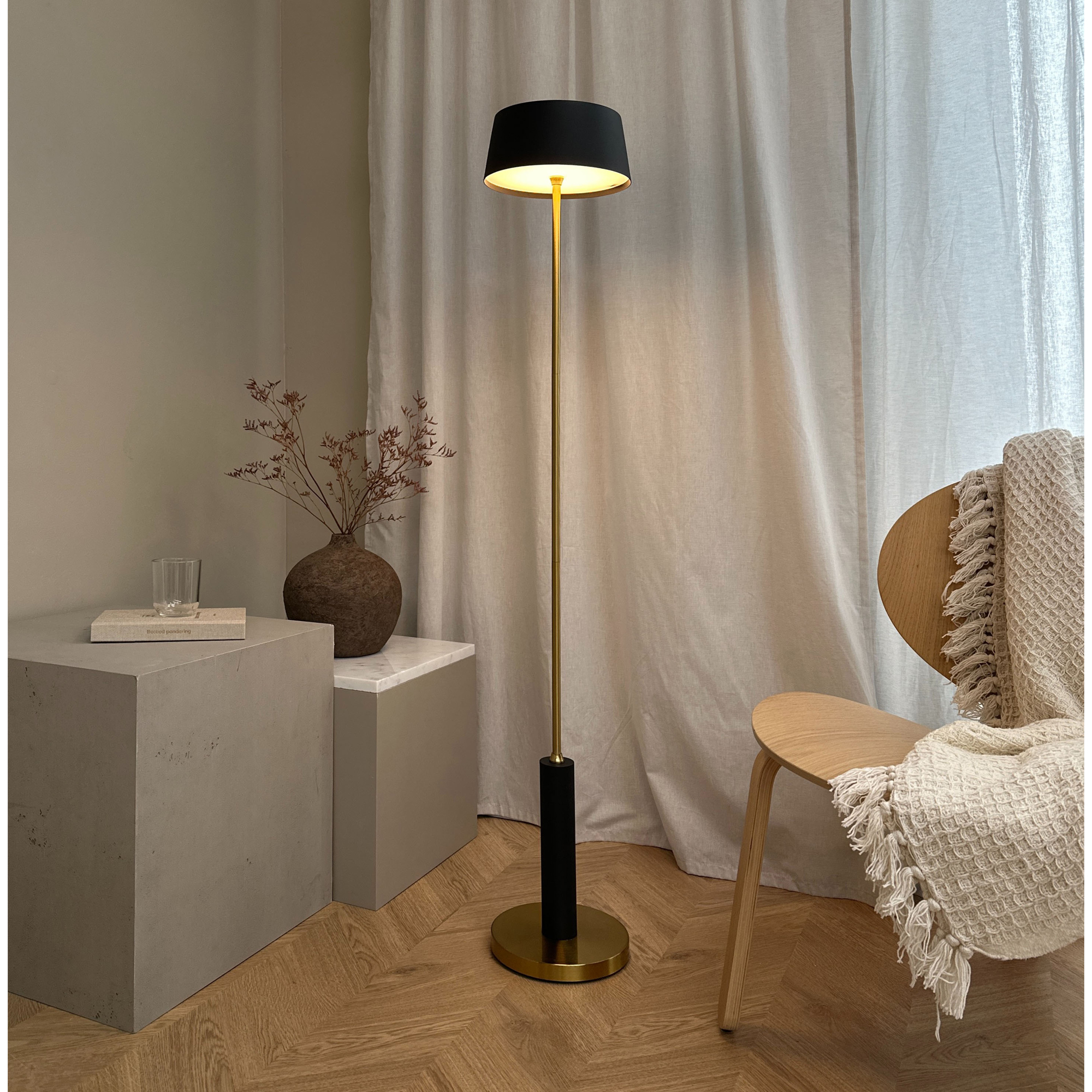 Golvlampa Dyberg Larsen Yoyo