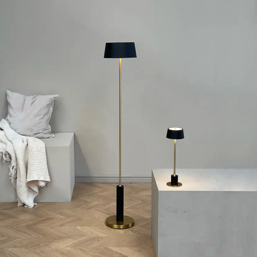 Golvlampa Dyberg Larsen Yoyo