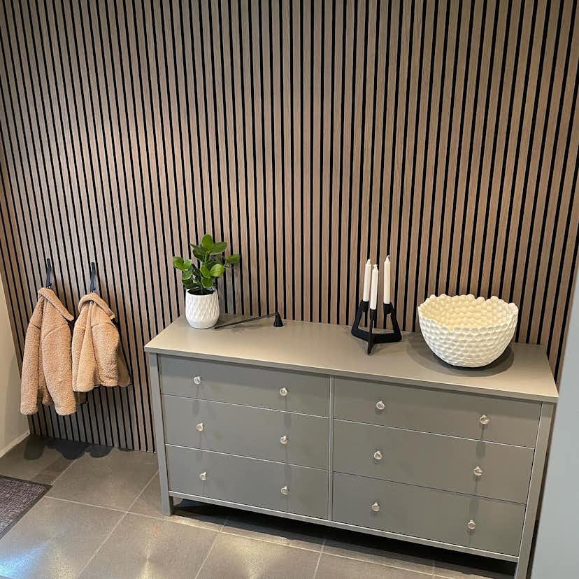 Akustikpanel Wood on wall Ek Gråbrunlackad