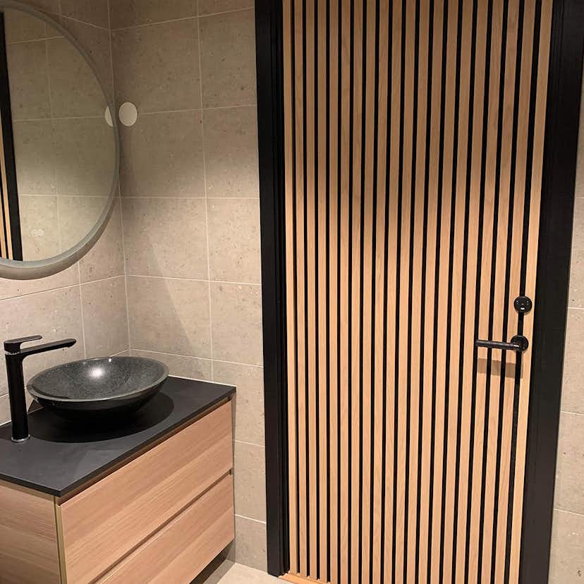 Akustikpanel Wood on wall Ek Ljuslackad