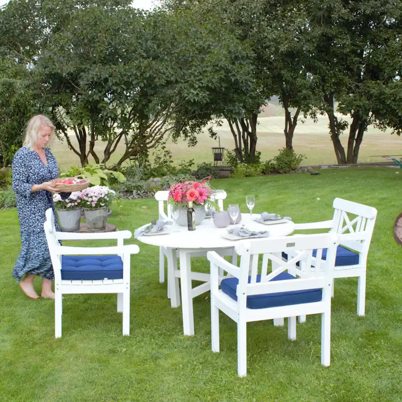 Matgrupp Utomhus Eden Wood Holmsund Runt Bord + 4 Utefåtöljer