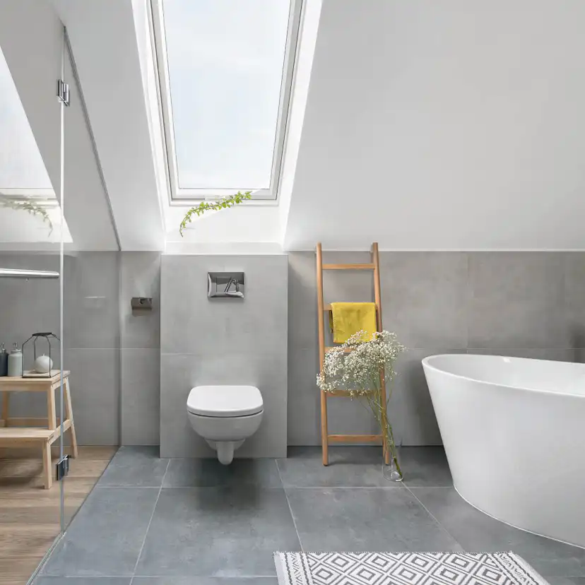 Takfönster Fakro PVC Pivåhängt 3-Glas Lagerfört