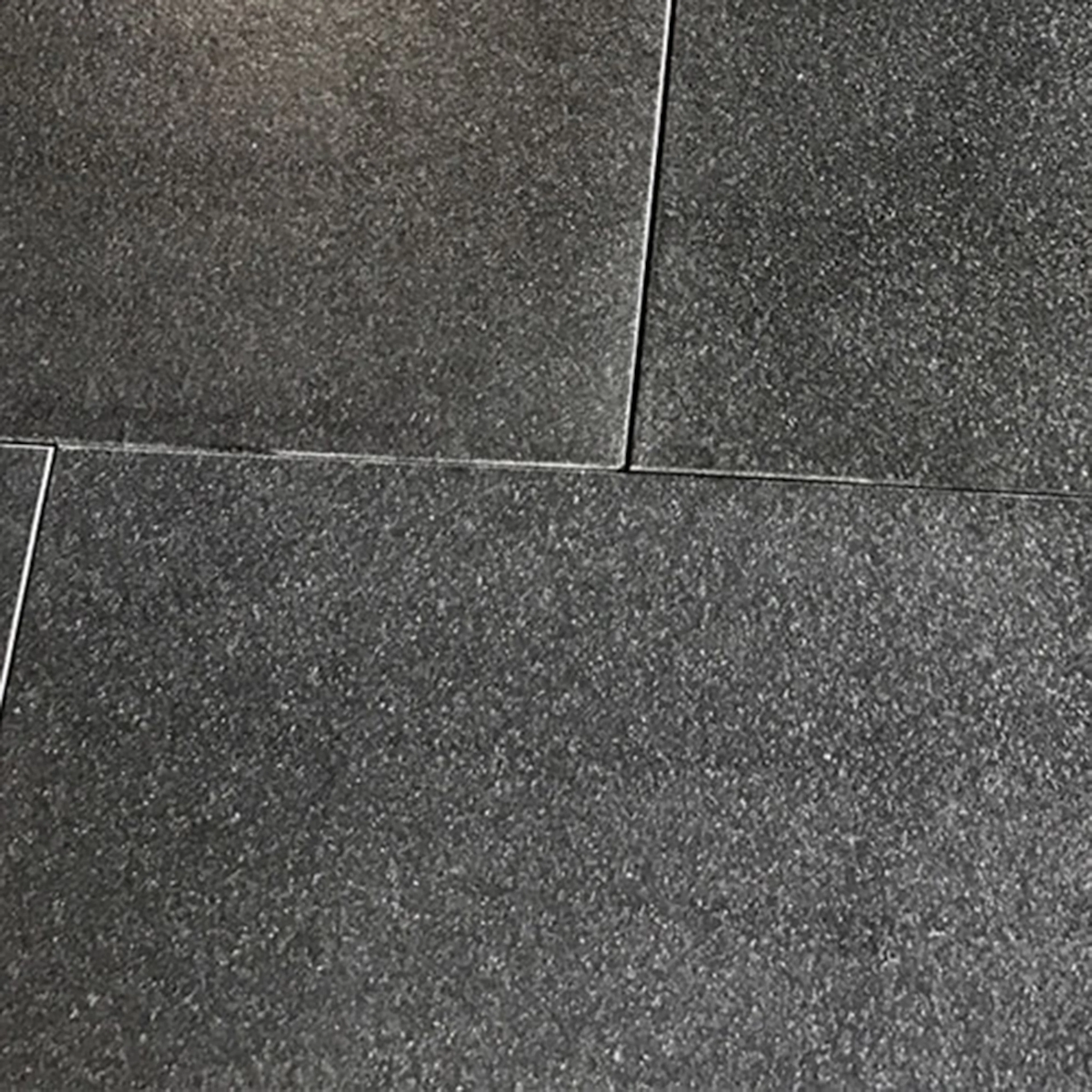 Granitplatta Stencentralen Absolute Black Antikborstad 305x305 mm