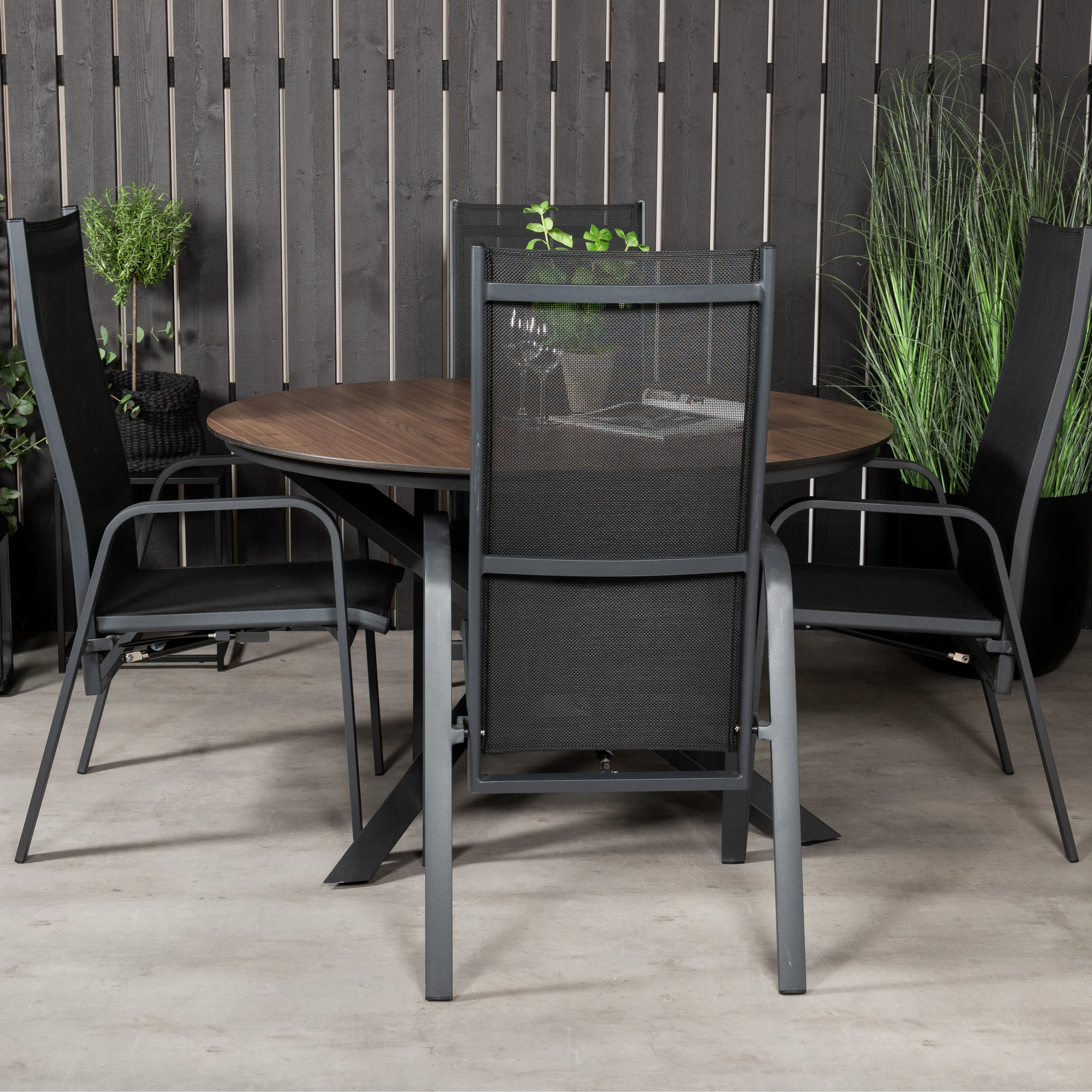 Matgrupp Venture Home Lea Ø 120 med 4 Copacabana Stolar