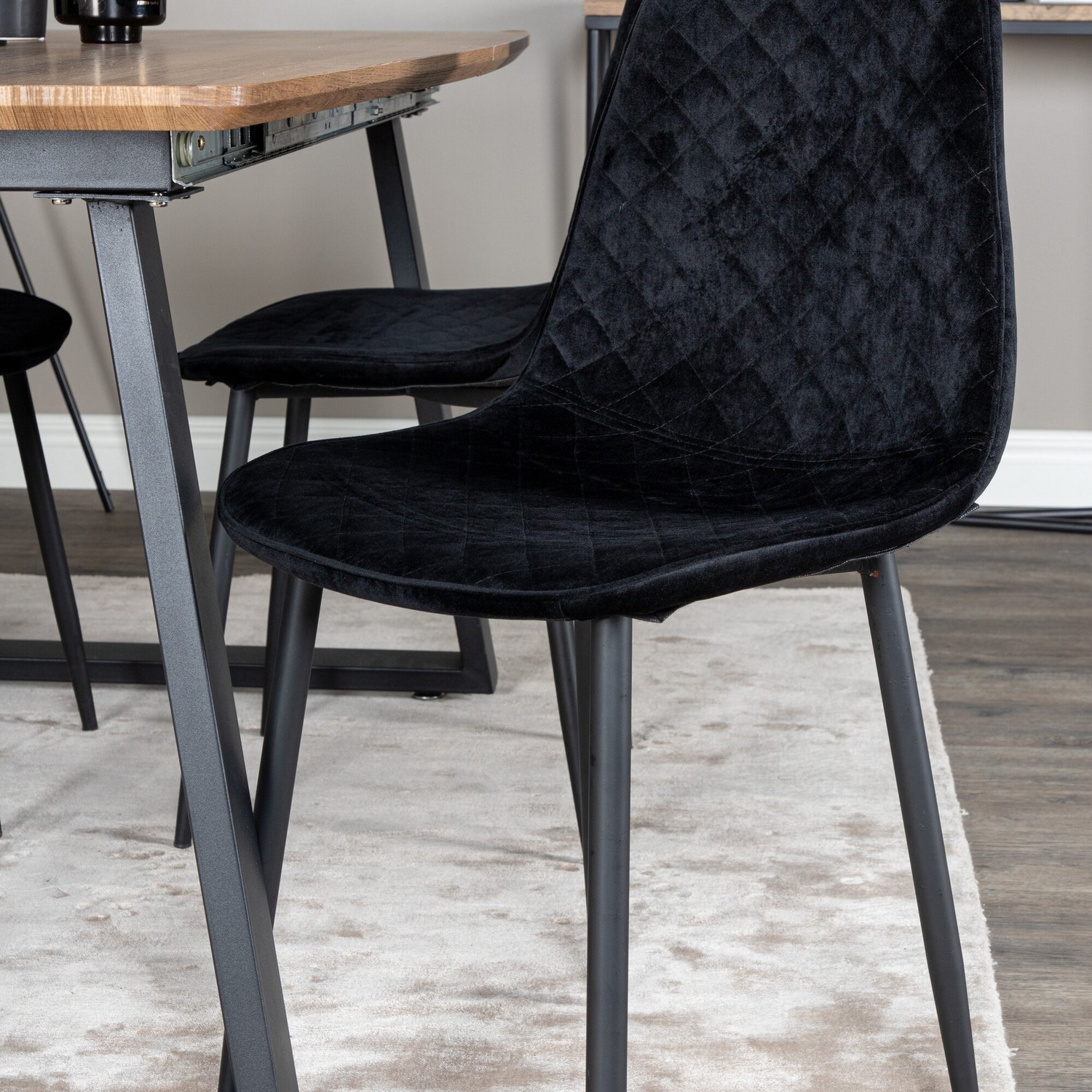 Matgrupp Venture Home Ina med 4 Phoi Stolar Sammet