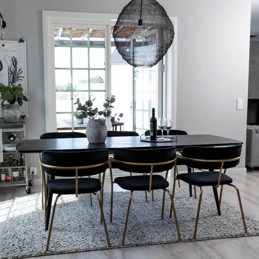 Matgrupp Venture Home Gold Förlängningsbart Bord & 6 Arrow Stolar i Svart Sammet
