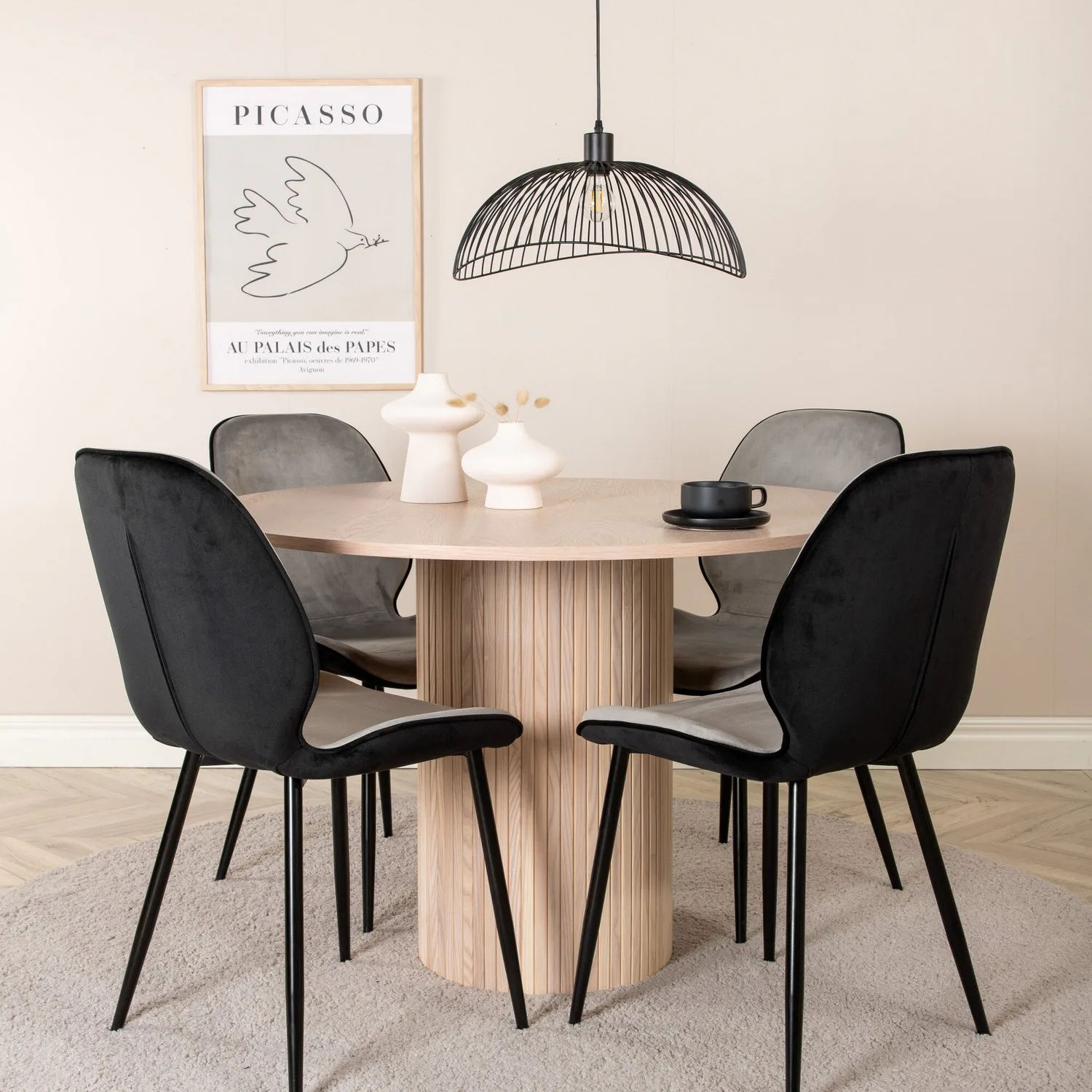 Matgrupp Venture Home med Bianca Matbord och 4 Elisa Matstolar