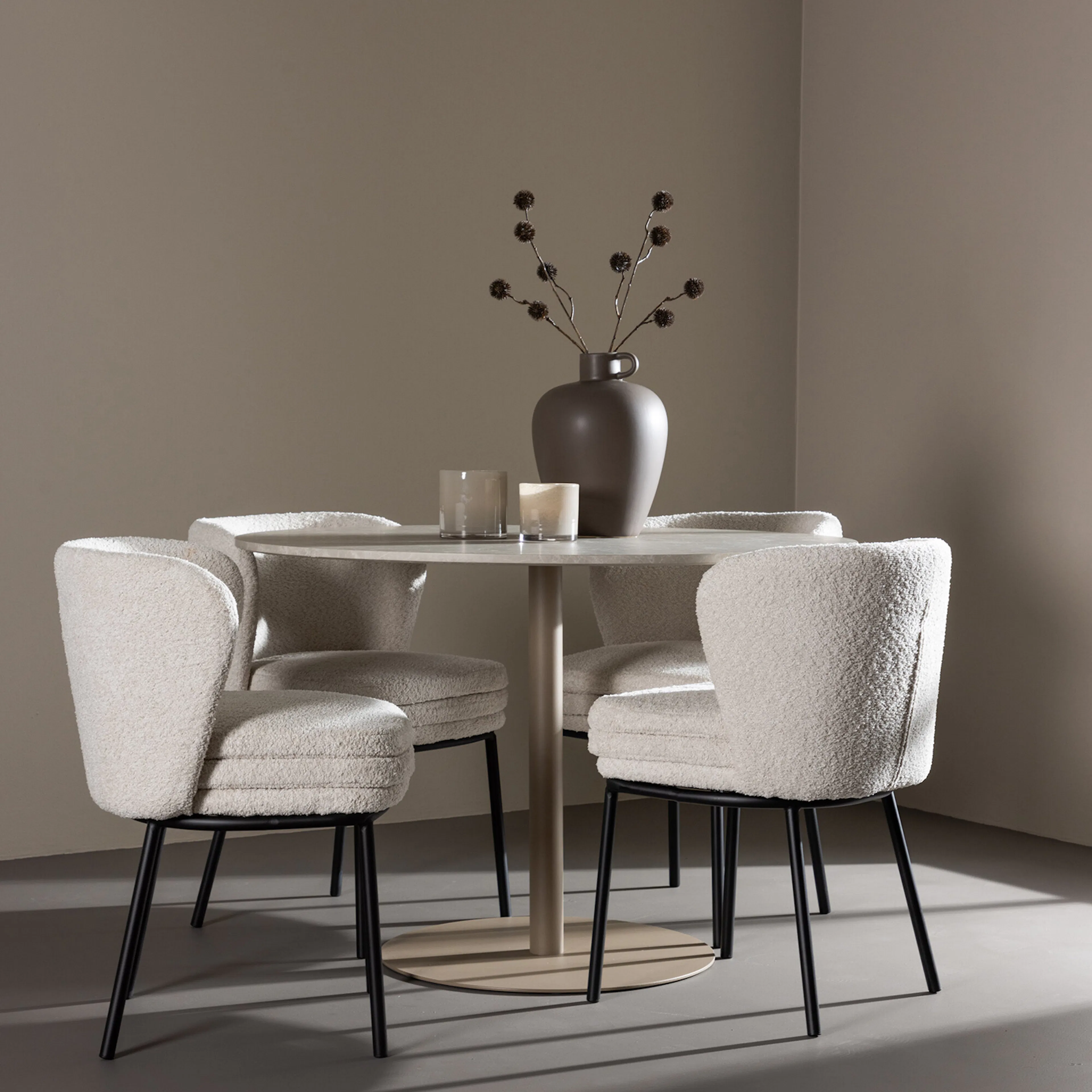 Matgrupp Venture Home Lycke Ø110 med 4 st Agnes Stolar