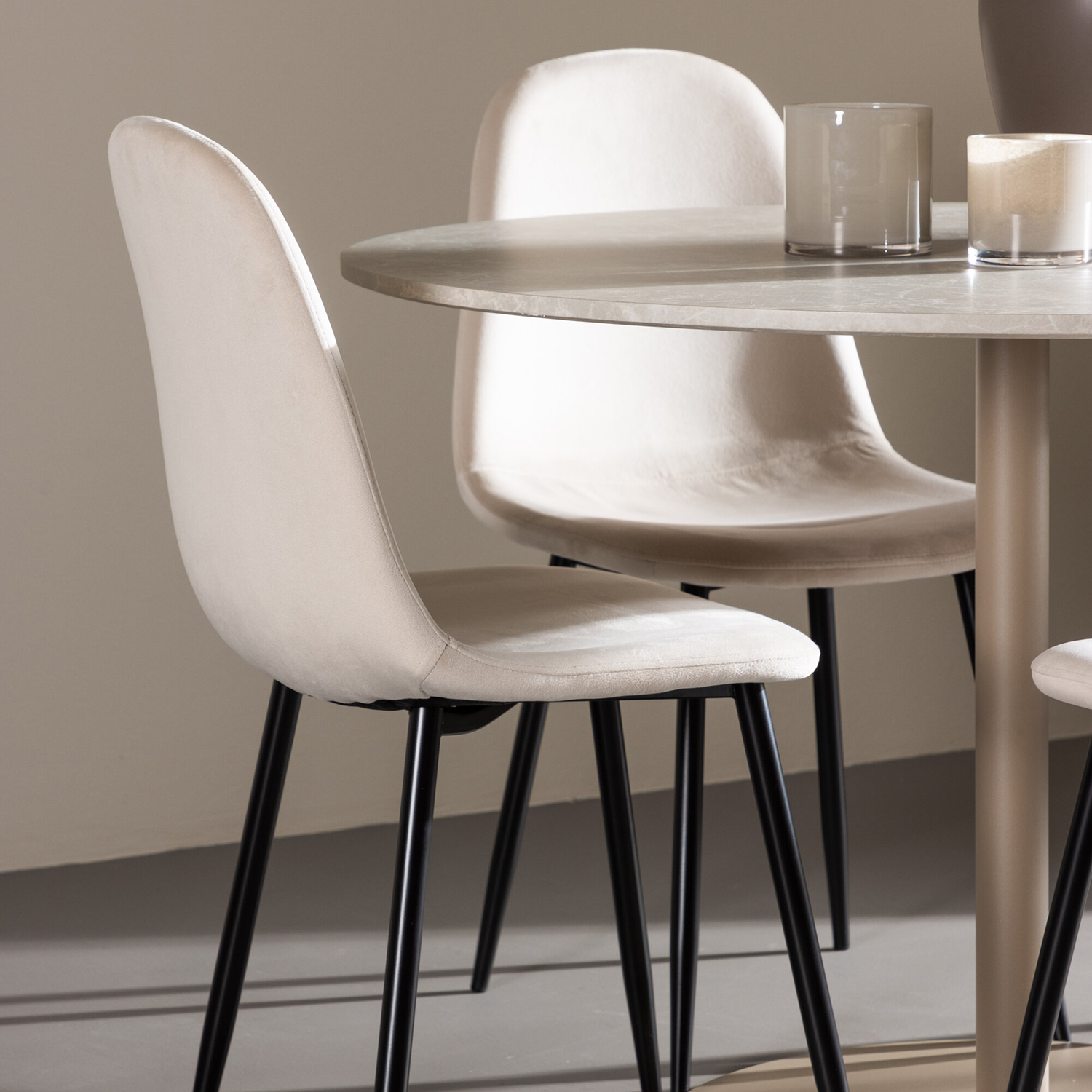 Matgrupp Venture Home Lycke Ø110 med 4 st Polar Stolar Sammet