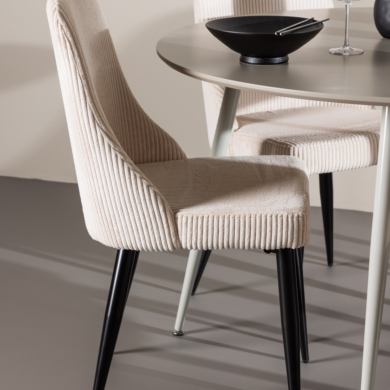 Matgrupp Venture Home Plaza Ø120 med 4 st Leone Stolar