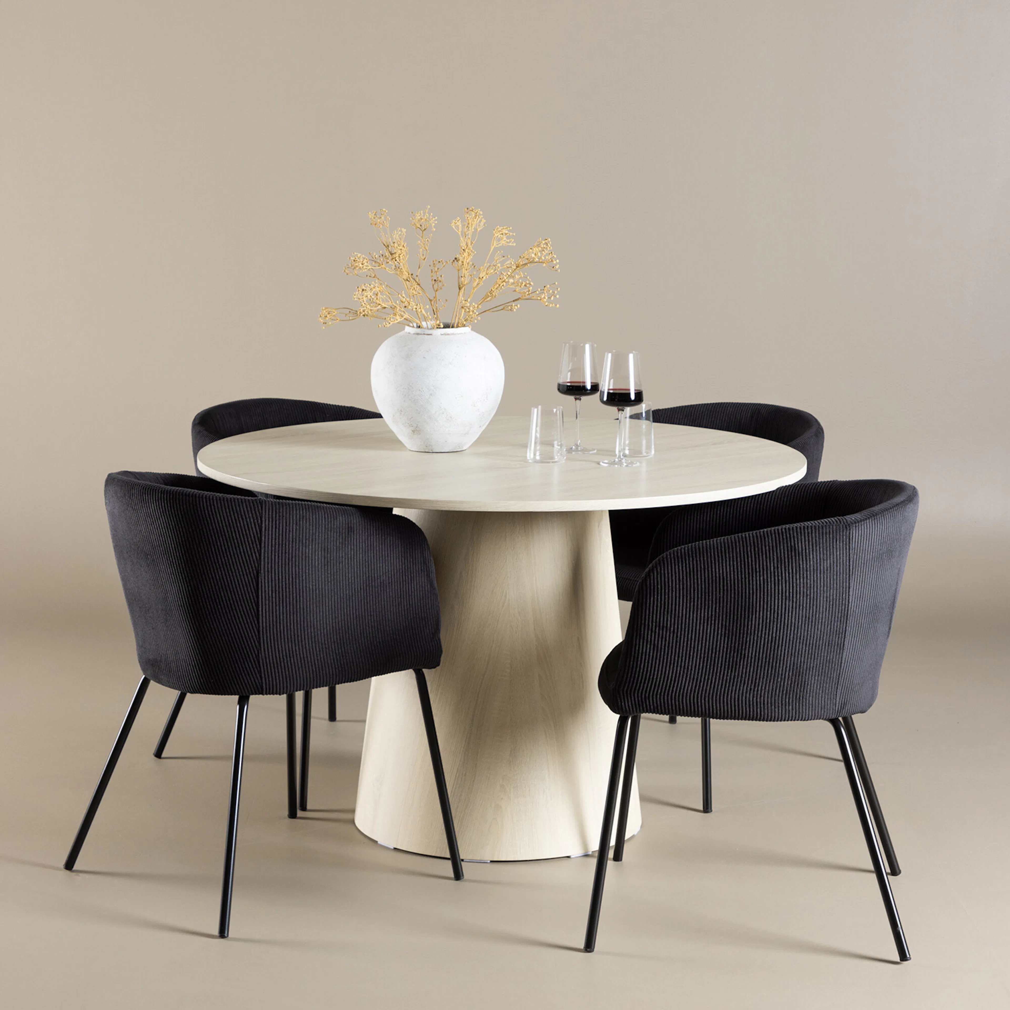 Matgrupp Venture Home Lanzo Ø120 med 4 st Berit Stolar