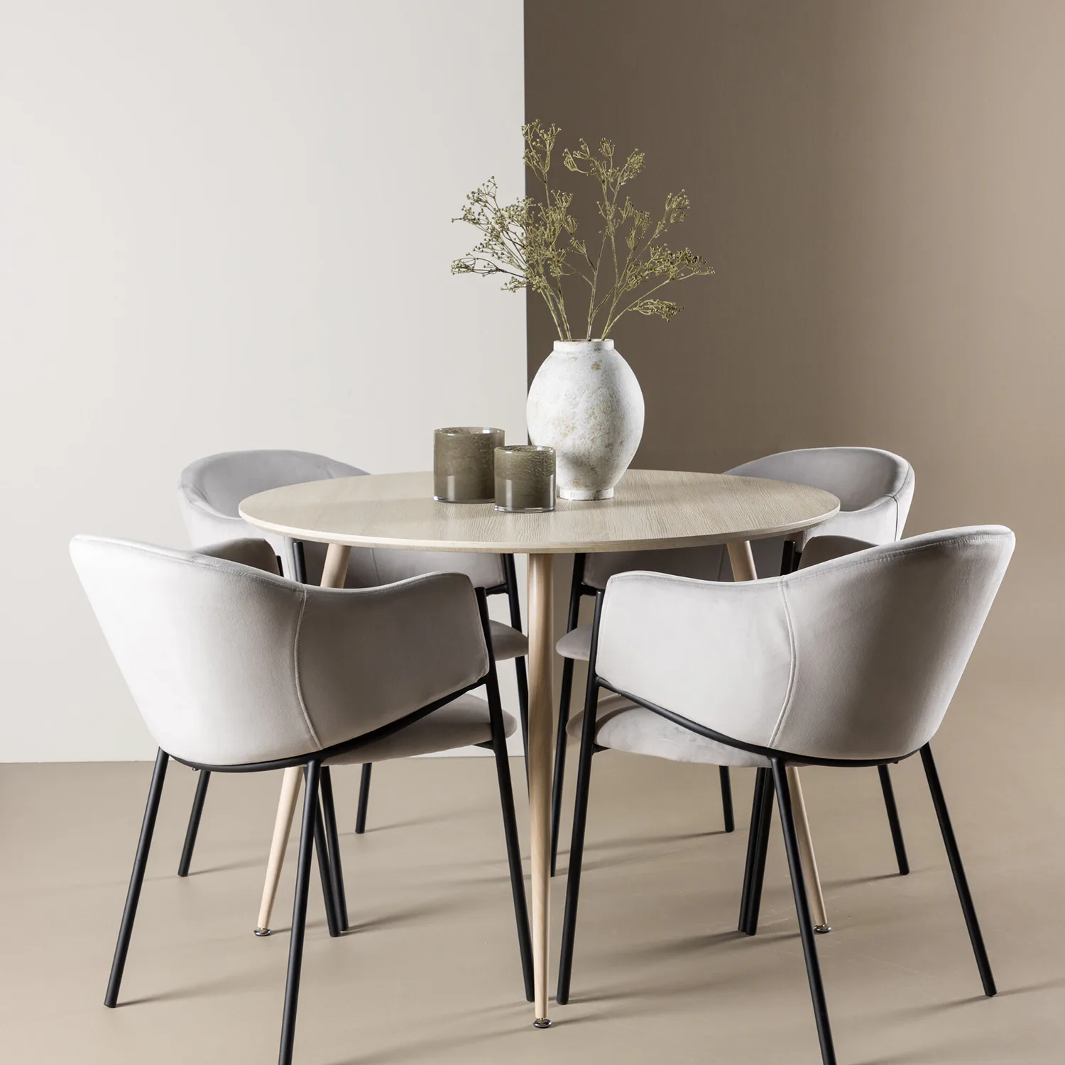 Matgrupp Venture Home Plaza Ø100 med 4 st Evelina Stolar