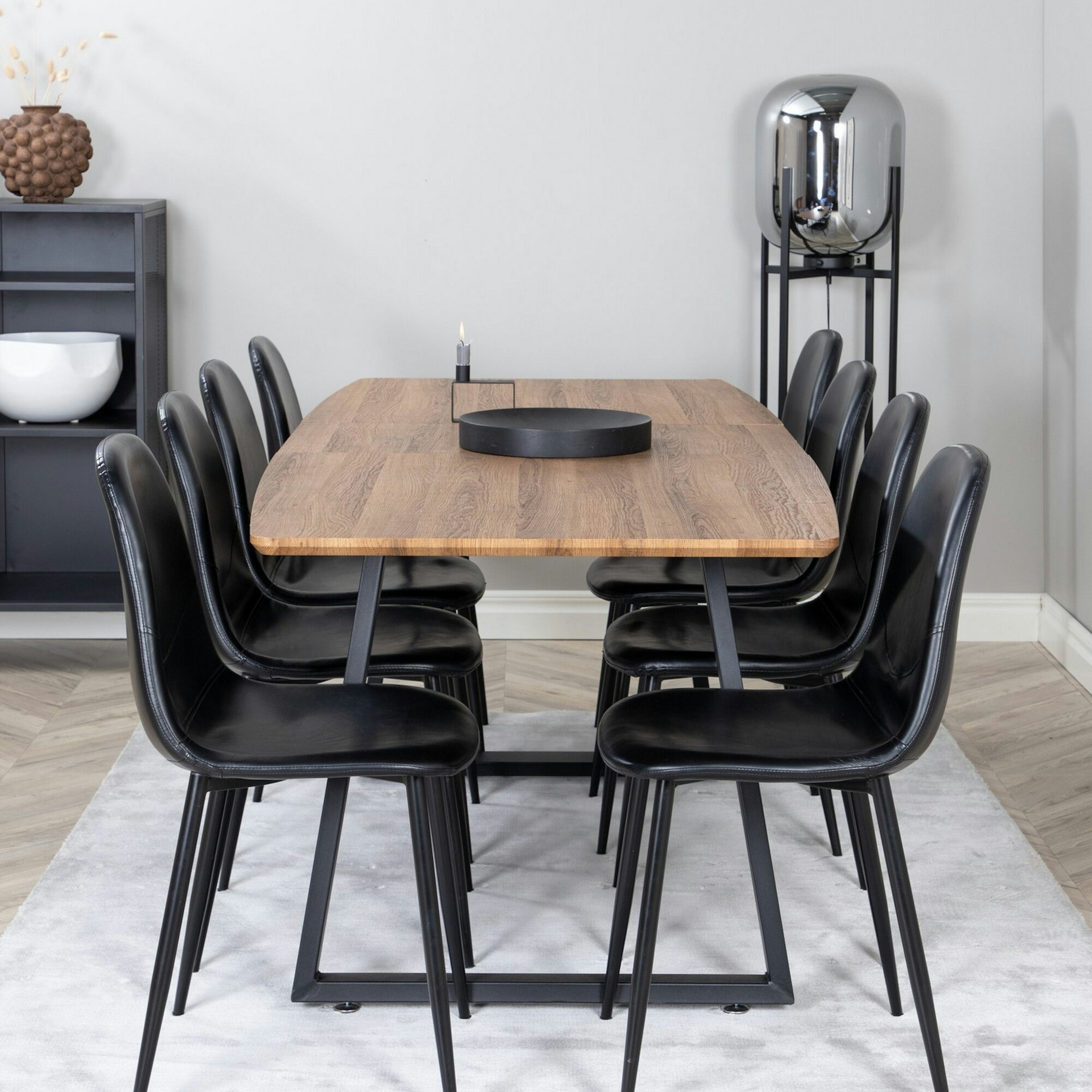 Matgrupp Venture Home Ina med 8 Pobbie Stolar Svart