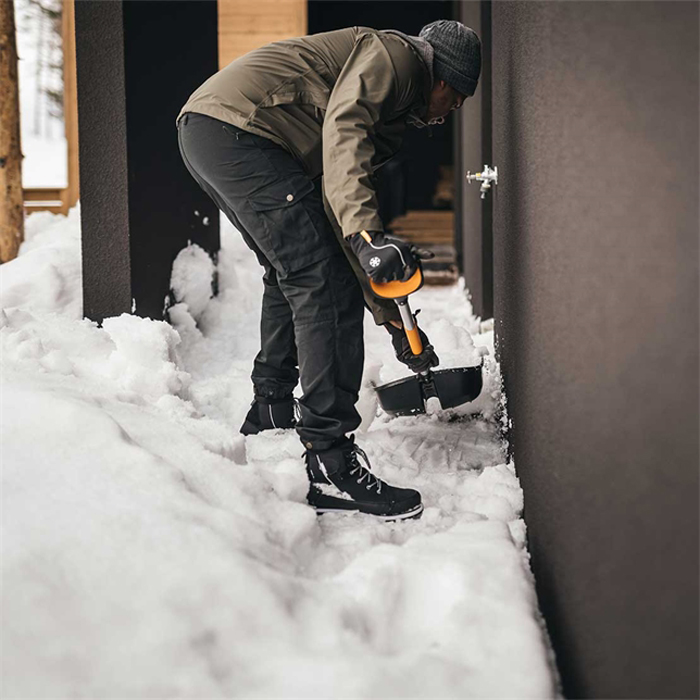 Snöskyffel Fiskars X-Series