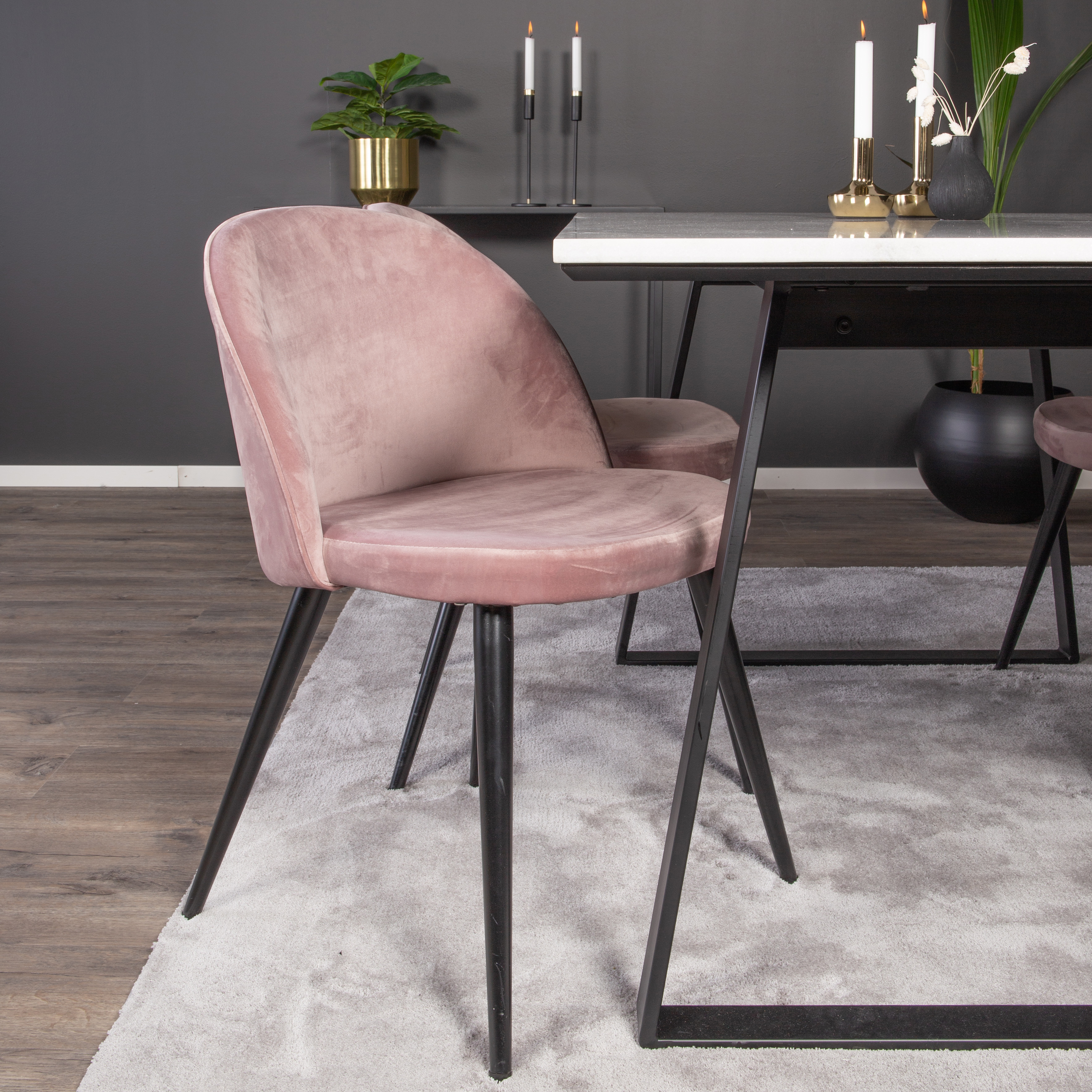 Matgrupp Venture Home Estelle 140 med 4 Valentina Stolar Sammet