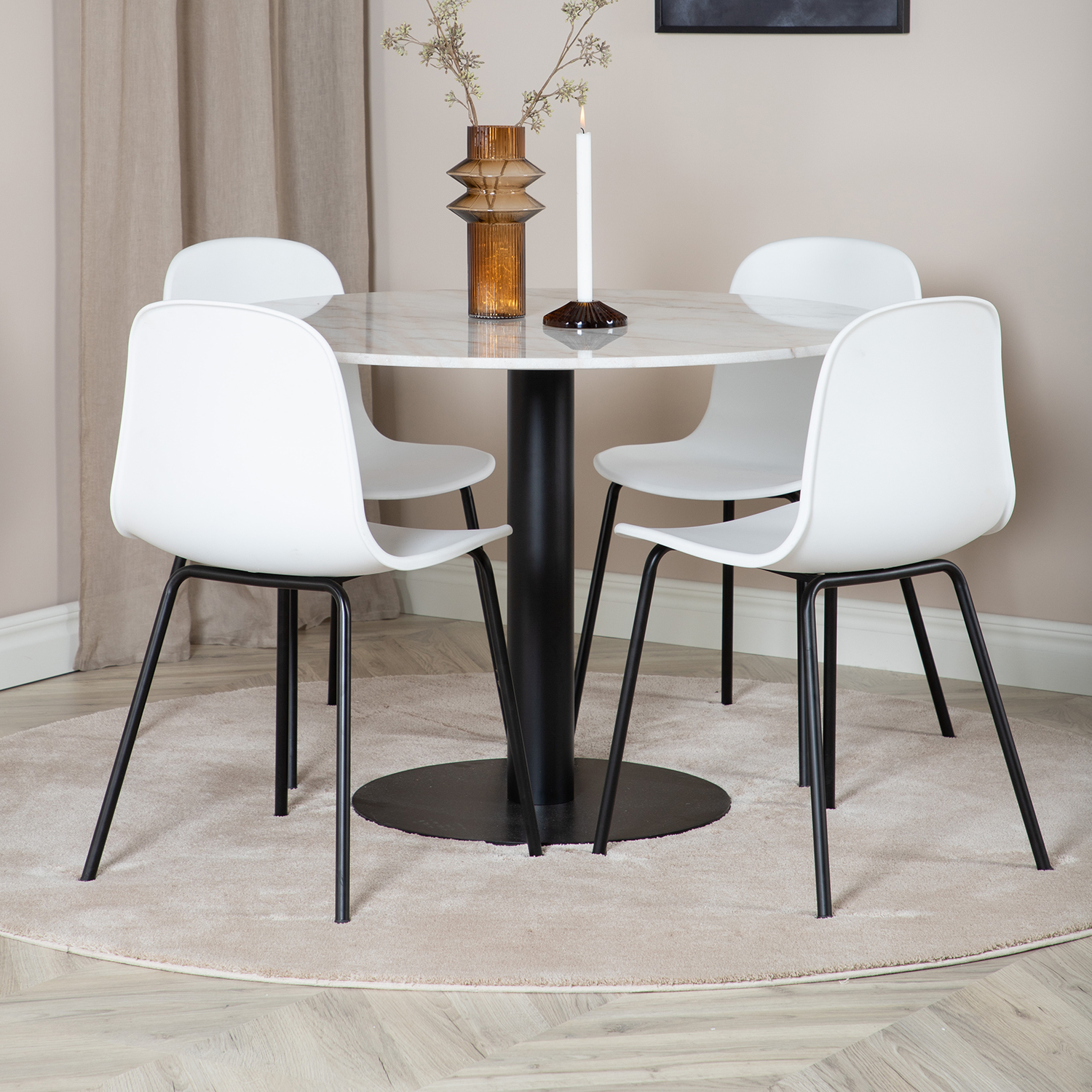 Matgrupp Venture Home Estelle med 4 Ardi Stolar