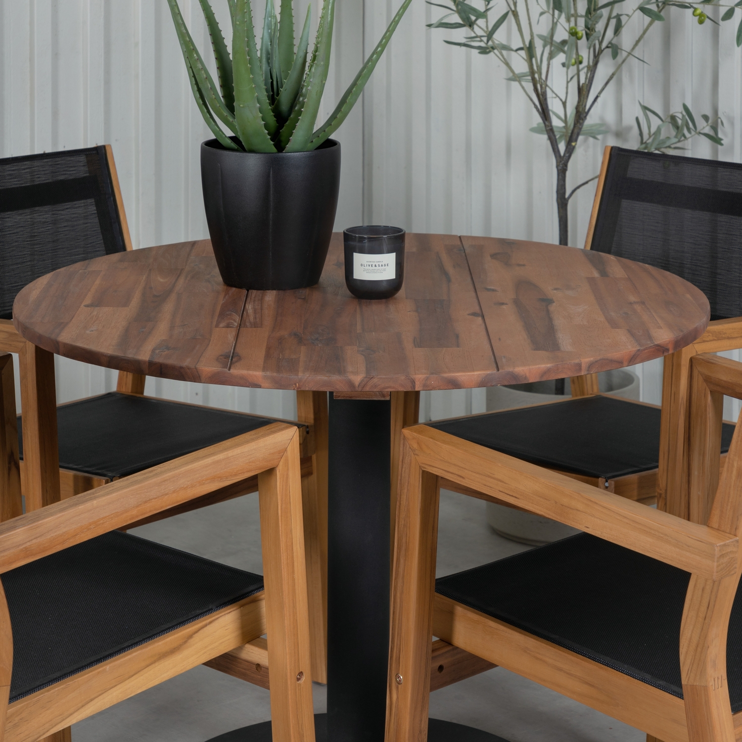 Matgrupp Venture Home Canne med 4 Vum Stapelbara Matstolar