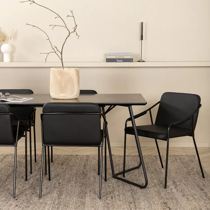Matgrupp Venture Home Annika matbord och Tjärö matstol Svart